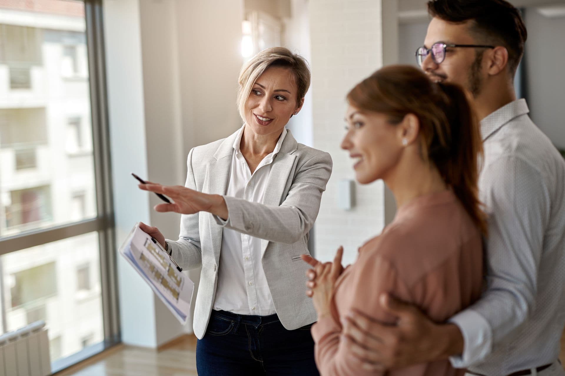 Czy agenci nieruchomości pracuja w weekend?